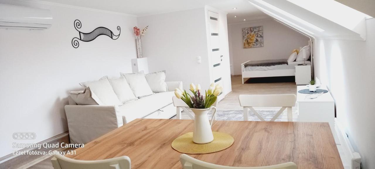 Julia Apartman Eger Extérieur photo